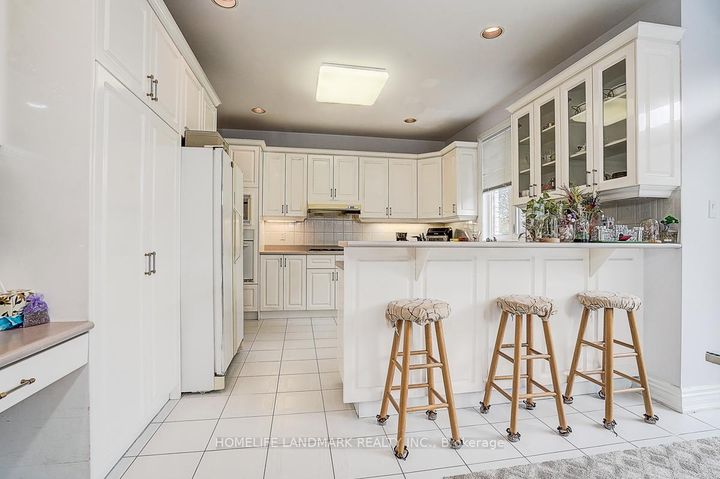 Photo 22 at 17 Averill Crescent, Newtonbrook East, Toronto