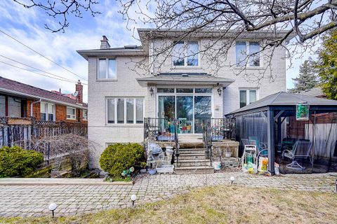 Photo 5 at 17 Averill Crescent, Newtonbrook East, Toronto