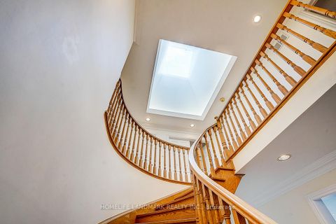 Photo 10 at 17 Averill Crescent, Newtonbrook East, Toronto