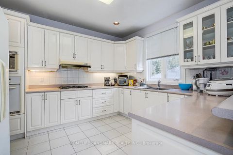 Photo 21 at 17 Averill Crescent, Newtonbrook East, Toronto