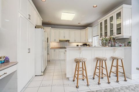 Photo 22 at 17 Averill Crescent, Newtonbrook East, Toronto