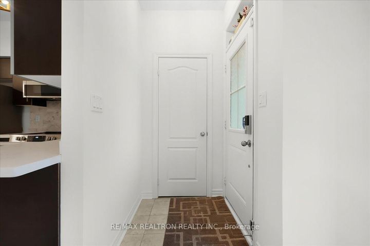 Photo 2 at 17 - 8 Eaton Park Lane, L'Amoreaux, Toronto