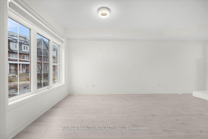 Photo 3 at 17 - 8 Eaton Park Lane, L'Amoreaux, Toronto