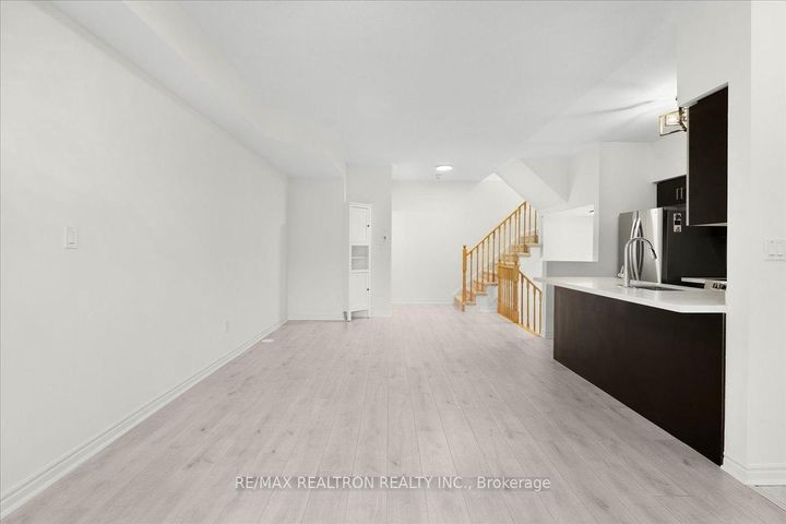 Photo 5 at 17 - 8 Eaton Park Lane, L'Amoreaux, Toronto