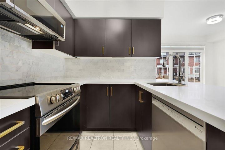 Photo 10 at 17 - 8 Eaton Park Lane, L'Amoreaux, Toronto