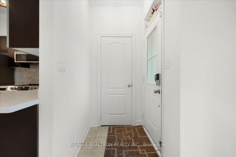 Photo 2 at 17 - 8 Eaton Park Lane, L'Amoreaux, Toronto