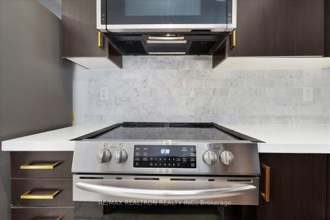 Photo 9 at 17 - 8 Eaton Park Lane, L'Amoreaux, Toronto