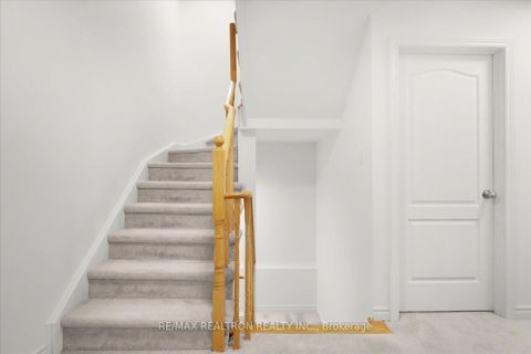 Photo 14 at 17 - 8 Eaton Park Lane, L'Amoreaux, Toronto