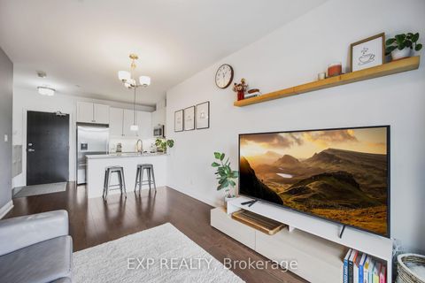 Photo 1 at 602A - 15277 Yonge Street, Aurora Village, Aurora