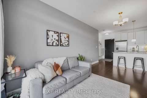 Photo 3 at 602A - 15277 Yonge Street, Aurora Village, Aurora