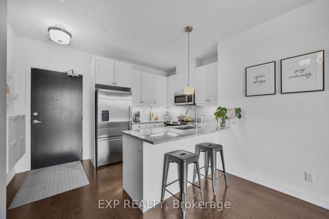 Photo 4 at 602A - 15277 Yonge Street, Aurora Village, Aurora