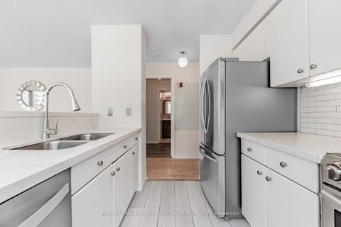 Photo 9 at 811 - 10 Queens Quay W, Waterfront Communities C1, Toronto