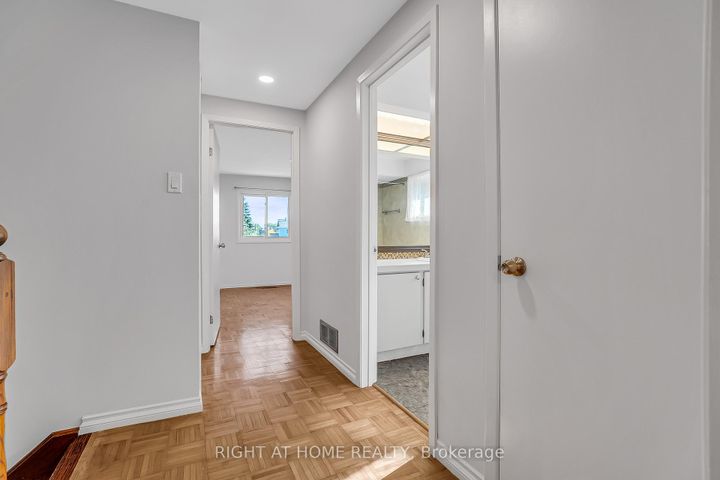 Photo 13 at 6842 Avila Road, Meadowvale, Mississauga