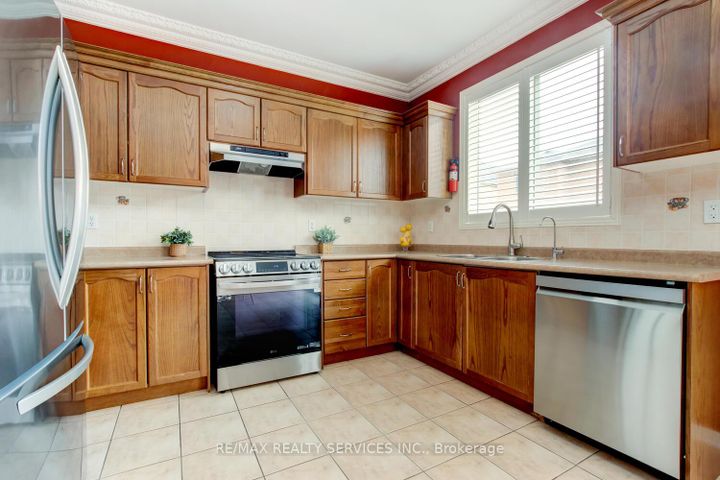Photo 12 at 47 Cape Dorset Crescent, Wellington, Brampton