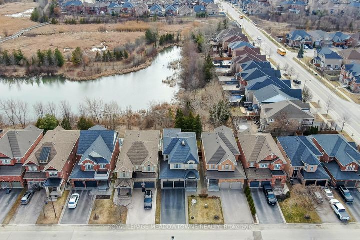 Photo 4 at 10 Silver Pond Drive, Georgetown, Halton Hills