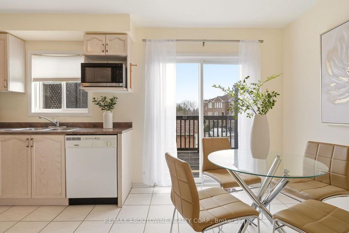 Photo 3 at 408 Fairgate Way, WC Wedgewood Creek, Oakville