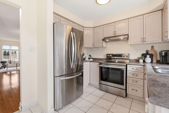 Photo 4 at 408 Fairgate Way, WC Wedgewood Creek, Oakville