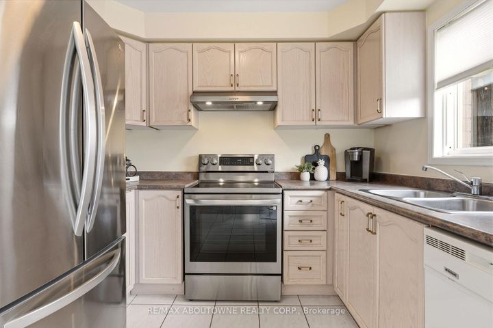 Photo 5 at 408 Fairgate Way, WC Wedgewood Creek, Oakville