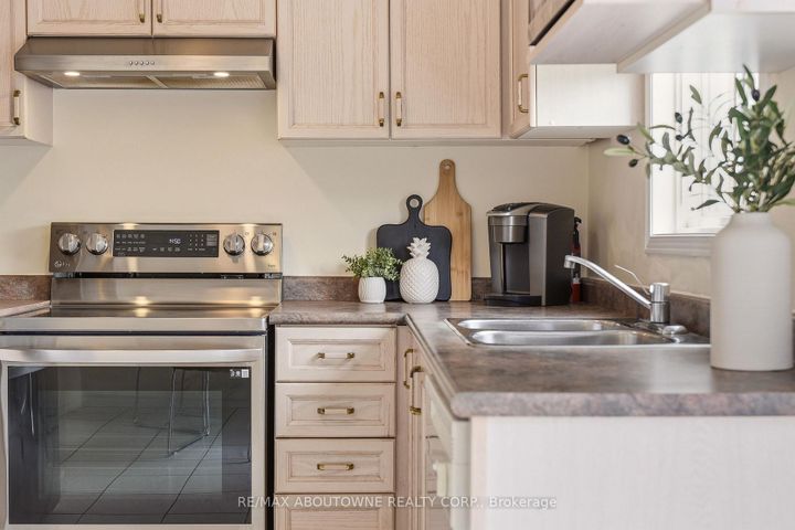 Photo 6 at 408 Fairgate Way, WC Wedgewood Creek, Oakville