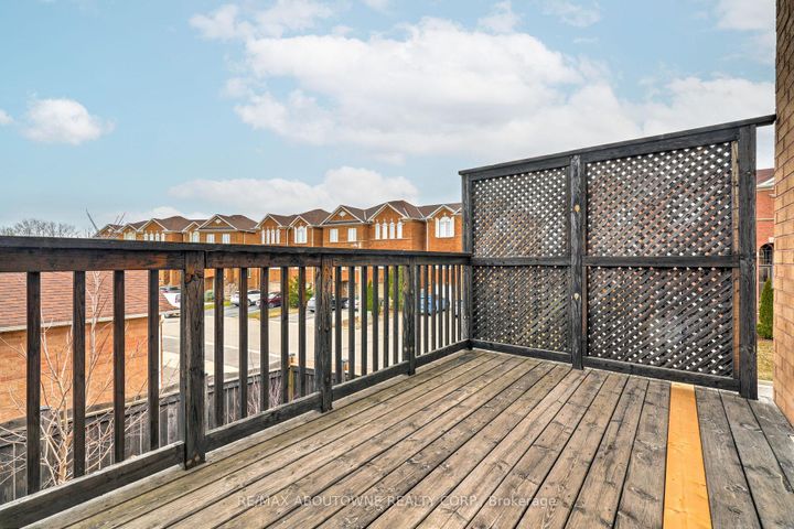 Photo 8 at 408 Fairgate Way, WC Wedgewood Creek, Oakville