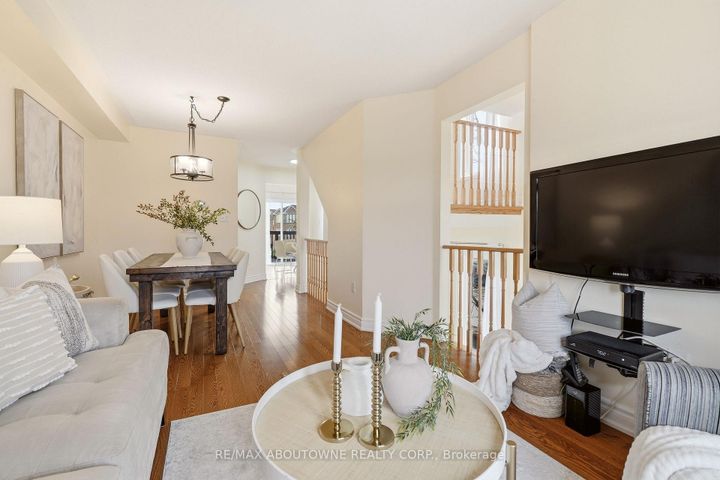 Photo 11 at 408 Fairgate Way, WC Wedgewood Creek, Oakville