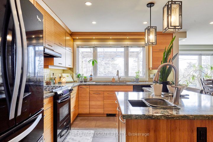 Photo 3 at 1078 Roundelay Court, McLaughlin, Oshawa