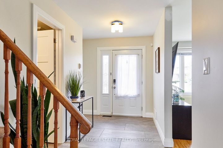 Photo 10 at 1078 Roundelay Court, McLaughlin, Oshawa