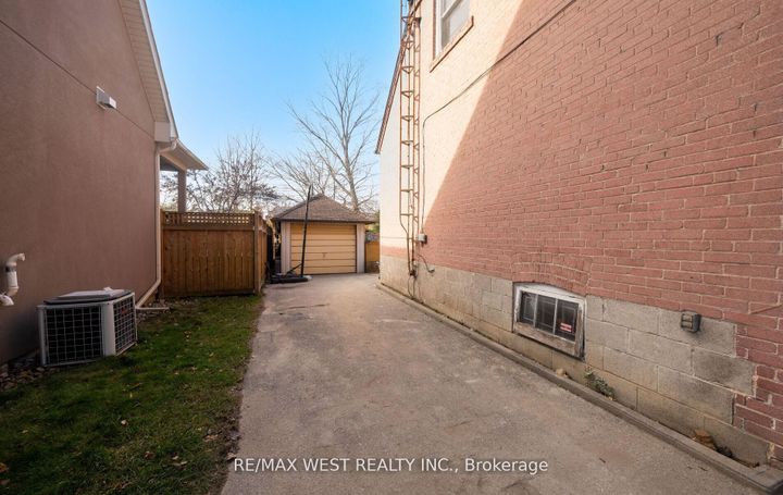 Photo 34 at 57 Westglen Crescent, City Centre West, Toronto
