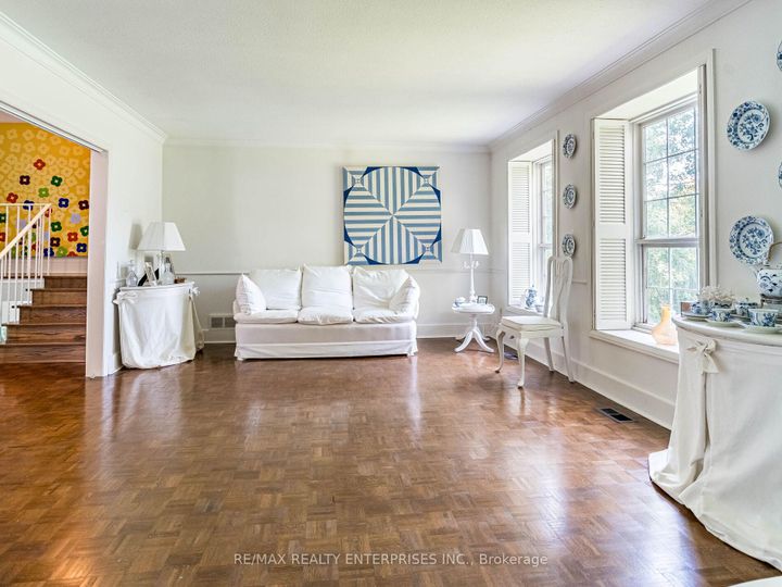 Photo 3 at 285 Pinetree Way, Mineola, Mississauga