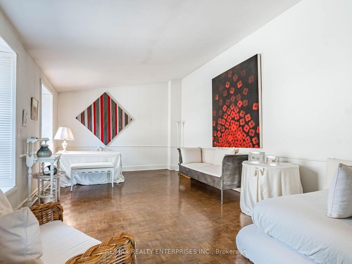 Photo 5 at 285 Pinetree Way, Mineola, Mississauga