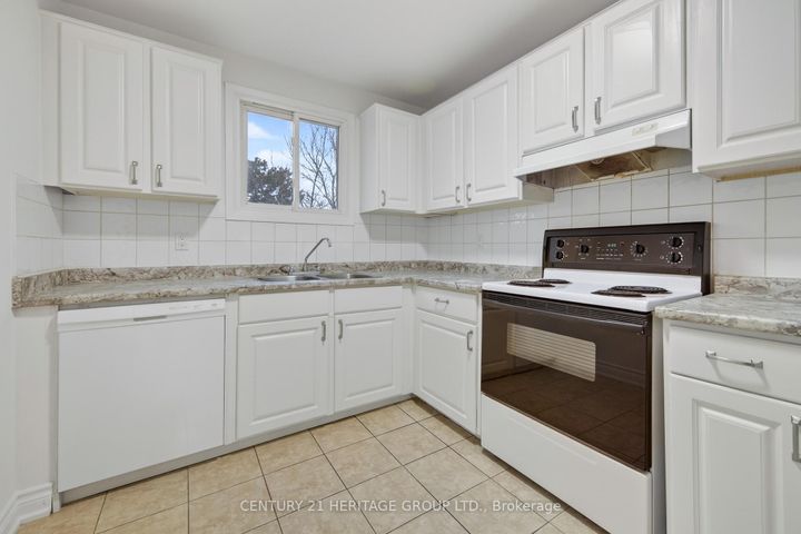 Photo 5 at 111 Ondrey Street, Bradford, Bradford West Gwillimbury