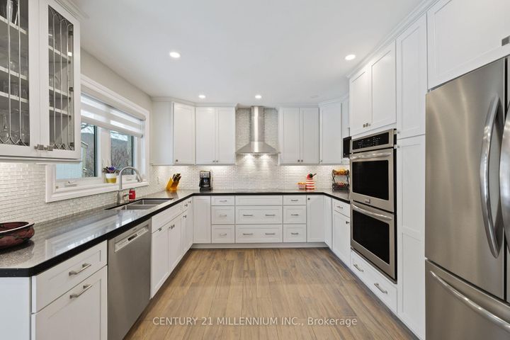 Photo 10 at 4 Marchmount Crescent, Central Park, Brampton