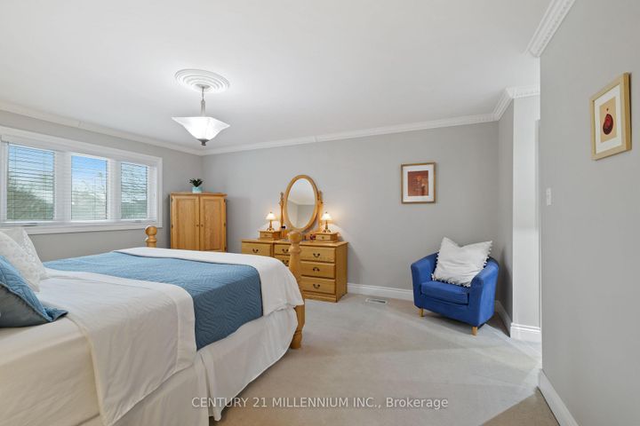 Photo 18 at 4 Marchmount Crescent, Central Park, Brampton