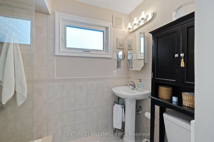 Photo 21 at 4 Marchmount Crescent, Central Park, Brampton