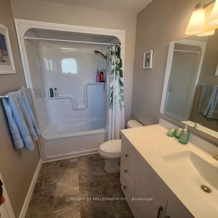 Photo 26 at 4 Marchmount Crescent, Central Park, Brampton