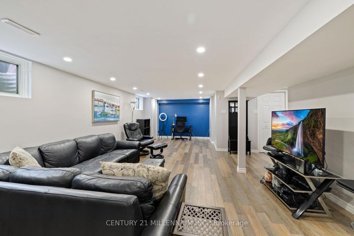 Photo 28 at 4 Marchmount Crescent, Central Park, Brampton