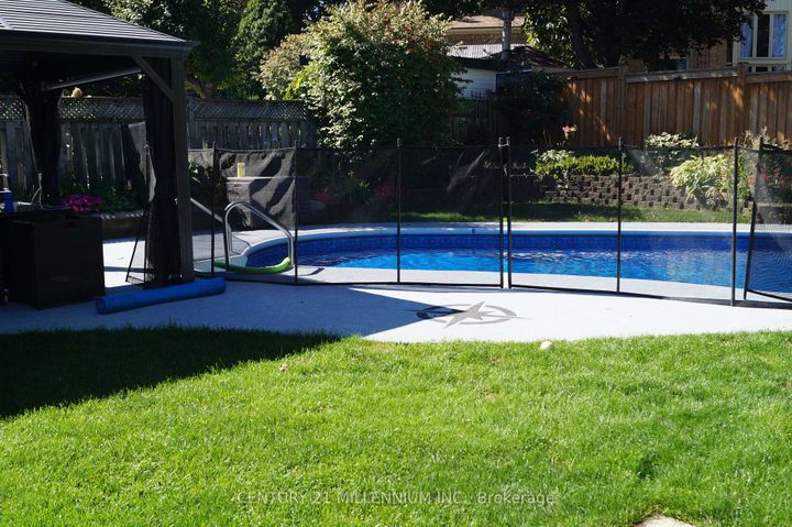 Photo 38 at 4 Marchmount Crescent, Central Park, Brampton