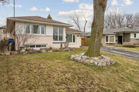 Photo 2 at 48 Holford Crescent, Sullivan, Toronto