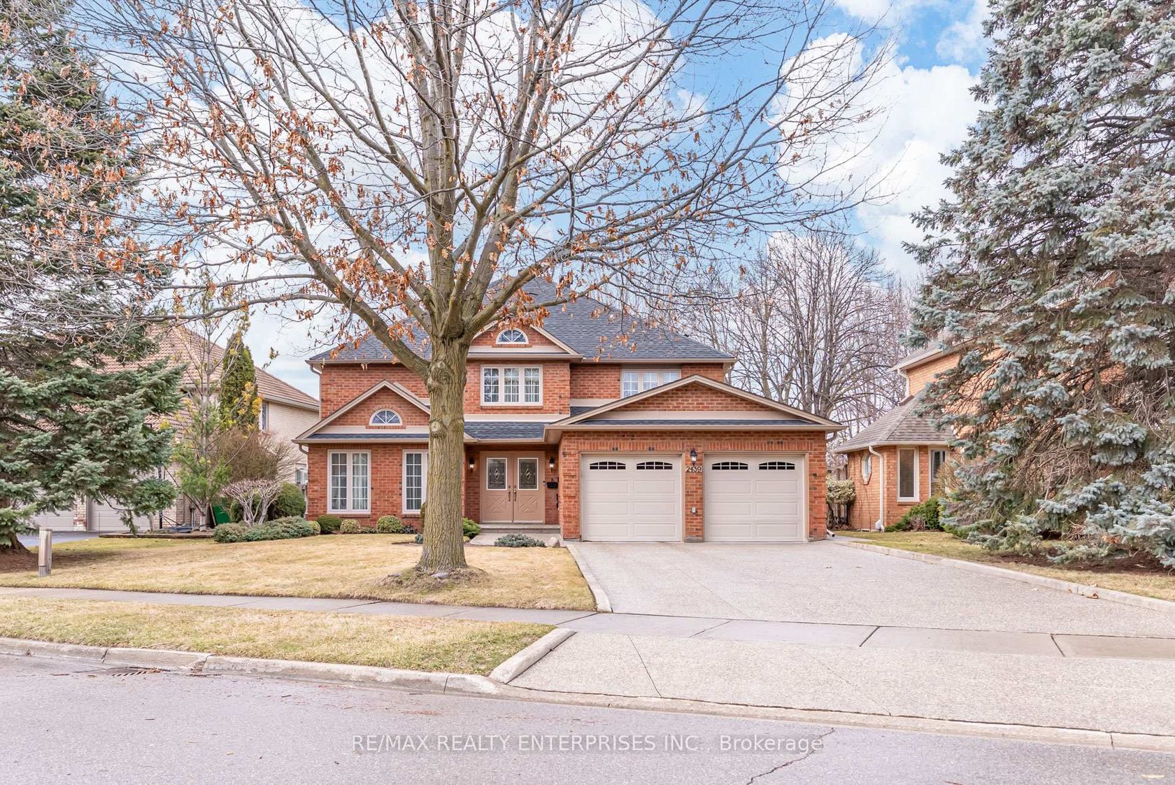 2439 Deer Run Avenue, QE Queen Elizabeth, Oakville by Loree Meneguzzi Real Estate 2439 Deer Run Avenue, QE Queen Elizabeth, Oakville