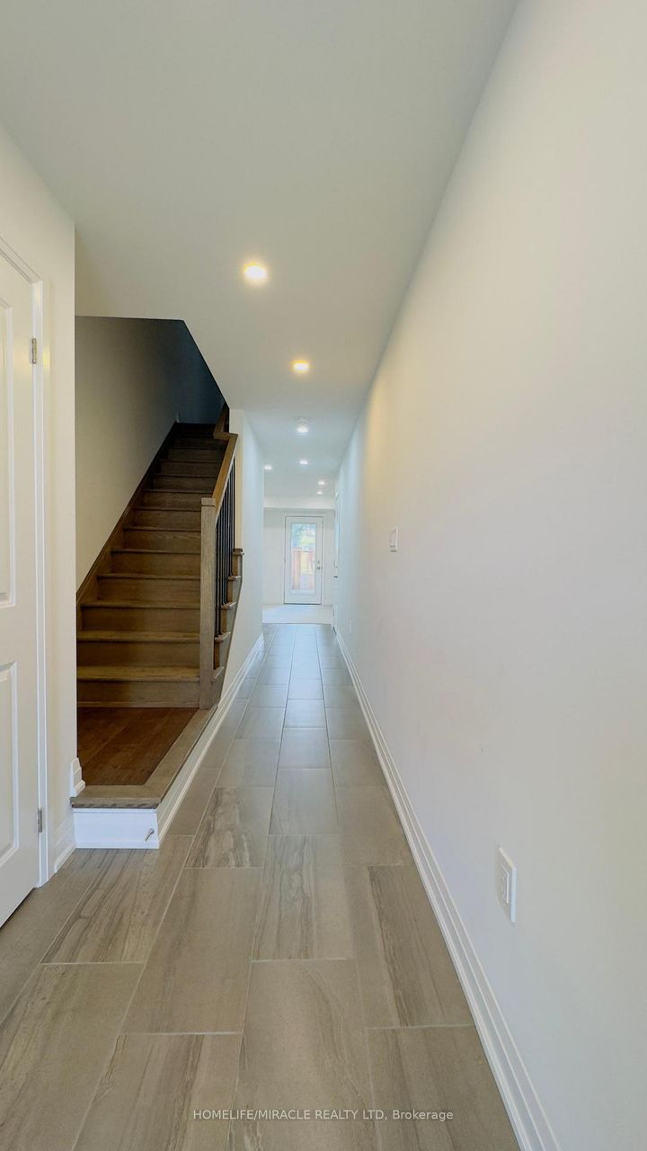 Photo 1 at 9 Briar Court, Georgetown, Halton Hills