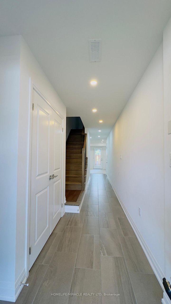 Photo 2 at 9 Briar Court, Georgetown, Halton Hills