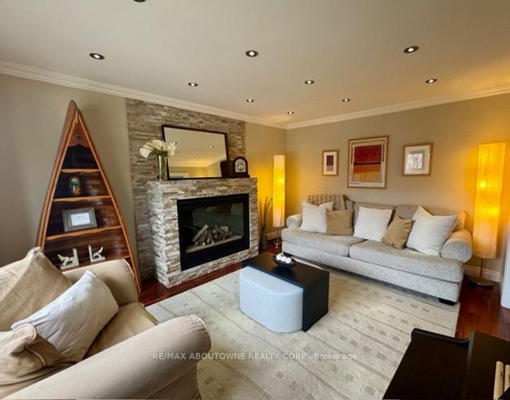 Photo 4 at 11 Morrison Creek Crescent, RO River Oaks, Oakville