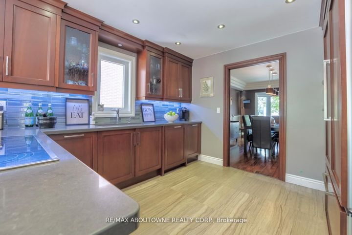 Photo 7 at 11 Morrison Creek Crescent, RO River Oaks, Oakville