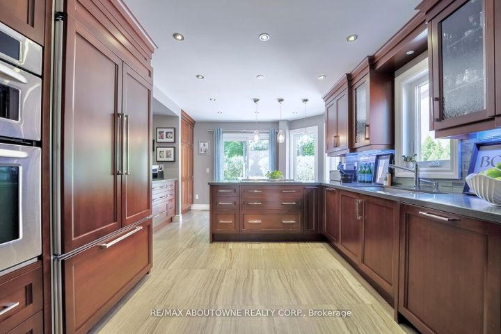 Photo 8 at 11 Morrison Creek Crescent, RO River Oaks, Oakville