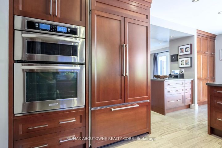 Photo 9 at 11 Morrison Creek Crescent, RO River Oaks, Oakville