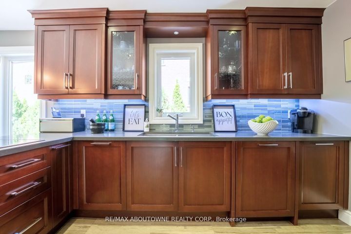 Photo 10 at 11 Morrison Creek Crescent, RO River Oaks, Oakville