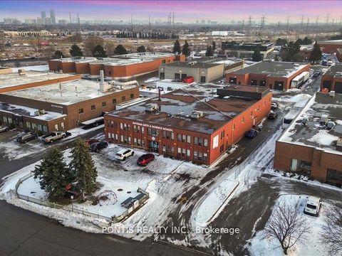 Photo 3 at 7 BRADWICK Drive, Concord, Vaughan