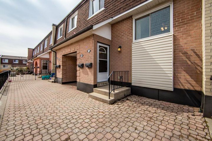 Photo 1 at 186 - 2170 Bromsgrove Road, Clarkson, Mississauga