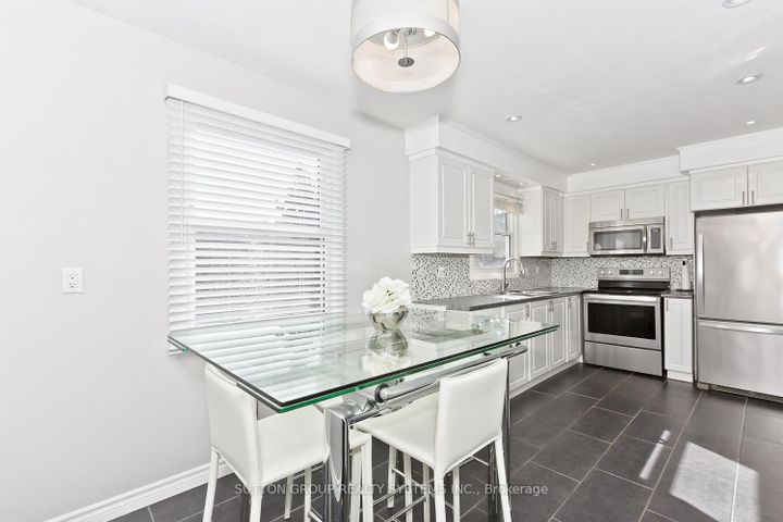 Photo 6 at 30 - 5878 Montevideo Road, Meadowvale, Mississauga