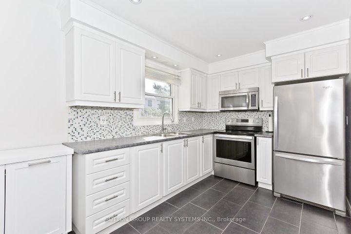 Photo 7 at 30 - 5878 Montevideo Road, Meadowvale, Mississauga